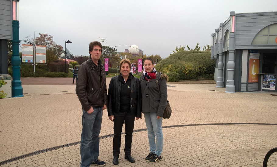Les deux étudiants, Quentin Boccagny et Marie THIROUIN, lauréats du concours prairie 2014-2015 entourant leur professeur, Magali PRADAL, enseignante à l’ISETA de Poisy (74)