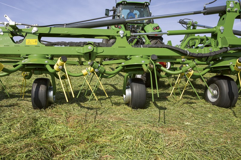 Une faneuse trainée de 13 mètres chez Krone. Photo: Krone