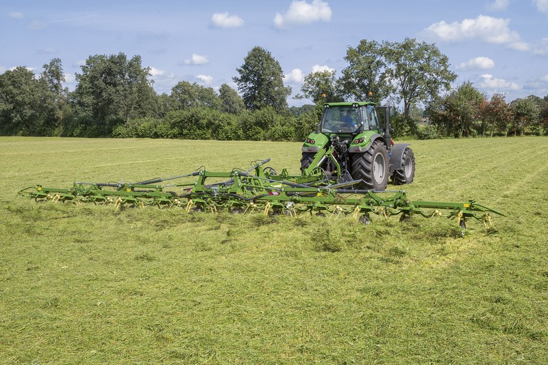 Une faneuse trainée de 13 mètres chez Krone. Photo: Krone