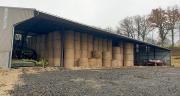 Le retard de livraison de leur hangar a contraint Kevin et Jean-Marie Imbert à stocker leur fourrage dans la stabulation. © S.Billaud/Media et Agriculture
