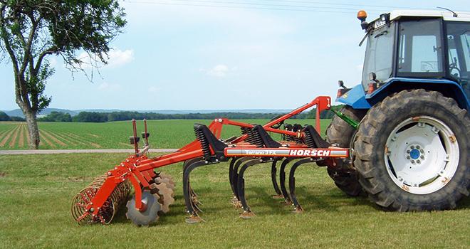 Dans le cadre du projet Praigly, une enquête a été menée sur les techniques alternatives mises en place pour la destruction des prairies sans labour ni glyphosate. © Pixel6TM