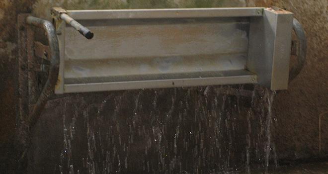 La qualité de l’eau détermine aussi la quantité d’eau bue par les bovins. Être en mesure de nettoyer les abreuvoir est donc essentiel. Photo : C. Milou/Pixel Image La qualité de l’eau détermine aussi la quantité d’eau bue par les bovins. Être en mesure de nettoyer les abreuvoir est donc essentiel.