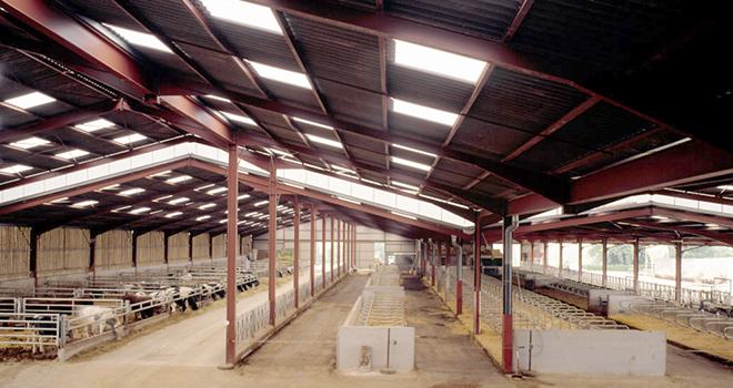 Pour les bâtiments avec charpente en acier, le tarif des devis a augmenté de 30 % en un an. © Waltefaugle