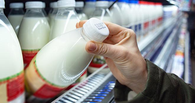 25 % du lait biologique sont valorisés sous forme de lait liquide. CP : Adobe Stock. 25 % du lait biologique sont valorisés sous forme de lait liquide. CP : Adobe Stock.