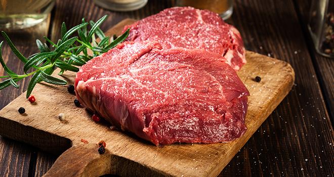 79 % des consommateurs français estiment que consommer mieux coûte plus cher. ©Slawomir Fajer/AdobeStock