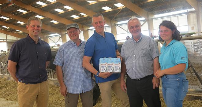 De gauche à droite : Philippe Bernhard, vice-président d’Alsace Lait, Luc Winckel, Michel Biero, patron de Lidl France, Michel Debes, président d’Alsace Lait, et Laura Winckel. Photo : Bérengère de Butler 