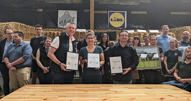 Michel Biero, directeur exécutif achat et marketing pour Lidl France, Catherine Brocas, représentante de FCAA et ingénieure à l’Idele, et Stéphane Peultier, président de l’Apal, ont signé un contrat carbone, devant les personnels de l’Apal et les éleveurs engagés. © Agathe Legendre / Terroir Est