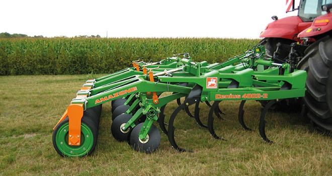 Pour une destruction de prairie sans labour ni glyphosate, les outils à retenir seraient plutôt ceux à dents avec ailettes ou encore la charrue déchaumeuse. © Amazone