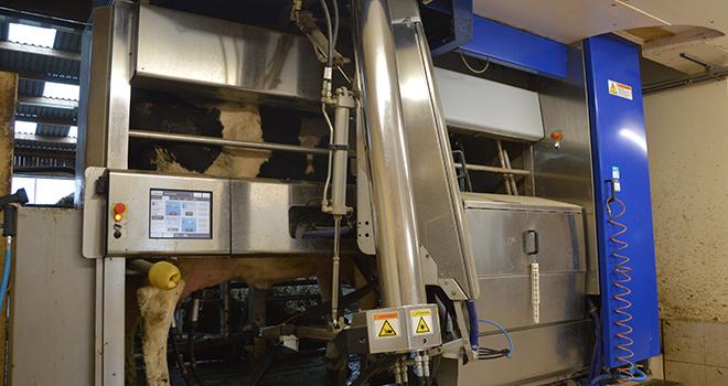 Sur la ferme de Derval, les fuites d’air du robot généraient au quotidien 5 € de surconsommation électrique... soit 1 800 €/an. ©H.Flamant/Terroir Est.