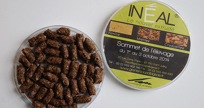 Le Grenier coopératif albigeois propose des aliments extrudés sous forme de croquettes avec un taux d'incorporation de lin entre 30 et 70%. Photo: Nathalie Tiers/Pixel image. Le Grenier coopératif albigeois propose des aliments extrudés sous forme de croquettes avec un taux d'incorporation de lin entre 30 et 70%. Photo: Nathalie Tiers/Pixel image.