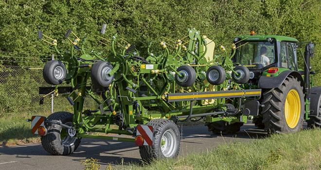 Une faneuse traînée de 13 mètres chez Krone. Photo: Krone