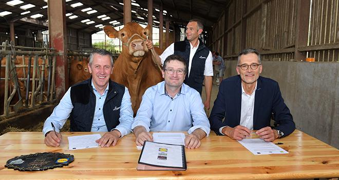 De gauche à droite : Martial Oster, éleveur, Michel Biero, directeur exécutif achats Lidl France, Stéphane Peultier, président de l’Apal et Mathieu Berce, directeur commercial Elivia. ©Lidl France