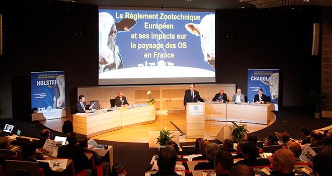 Gènes Diffusion a saisi l’opportunité donnée par le nouveau RZE pour créer deux nouveaux orga-nismes de sélection en races holstein et charolais. Présentation aux partenaires le 12 juin dernier. ©Photo : Gènes Diffusion